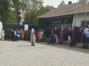 Diyarbakır'da TMO önünde ucuz pirinç kuyruğu