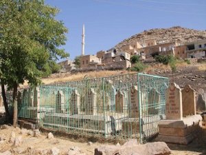 PKK'nın 29 yıl önce katlettiği 26 köylü mezarları başında anıldı