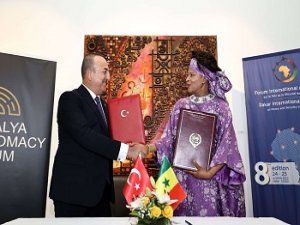 Bakan Çavuşoğlu Dakar'da temaslarda bulundu