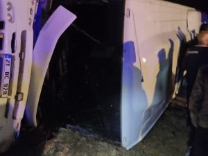 Diyarbakır'da polis ve bekçileri taşıyan otobüs devrildi: 11 yaralı