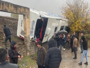 Batman-Diyarbakır karayolunda yolcu otobüsü devrildi: 33 yaralı