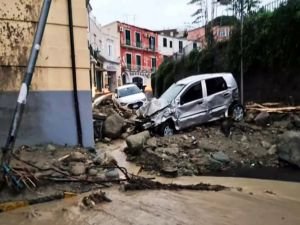 İtalya’da toprak kayması: 10'den fazla kişi kayıp