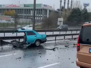 İstanbul'da kaza yapan otomobil ikiye bölündü