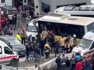 İstanbul'da tramvay otobüsle çarpıştı: 19 yaralı