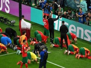 Faslı futbolcular, Portekiz galibiyeti sonrası secdeye kapandı