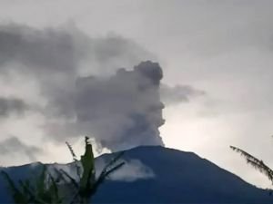 Endonezya'da Marapi Yanardağı patladı