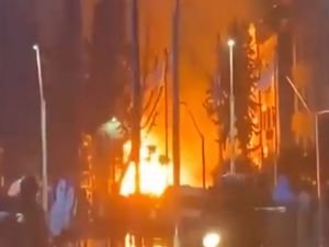 İstanbul'da doğal gaz patlaması: Birkaç araç yandı