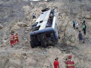 Peru'da otobüs uçuruma yuvarlandı: 25 ölü