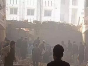 Pakistan'da camide patlama: En az 70 yaralı
