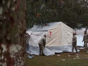 Deprem bölgesinde Kızılay çadırları kurulmaya başladı