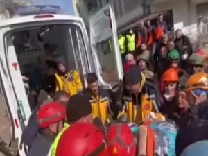 Bakan Koca'dan İstanbul'a sevk edilen yaralı depremzedelerin durumuna ilişkin açıklama