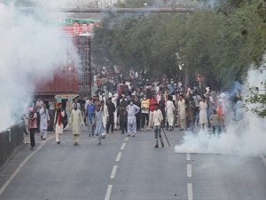 Pakistan'da İmran Han hakkındaki tutuklama kararı protesto edildi: 8 yaralı