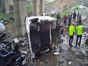Cizre'de tır köprüden düştü: 1 ölü 1 yaralı