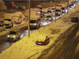 Kar ve tipi nedeniyle Bayburt-Erzurum karayolu kapandı