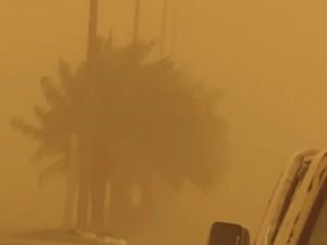 Suudi Arabistan'da kum fırtınası etkili oldu