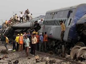 Hindistan'daki tren kazasında ölü sayısı 50'ye yükseldi