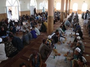 Umut Kervanı Afganistan'da yüzlerce medrese öğrencisine sıcak yemek dağıtımı yaptı