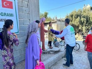 Umut Kervanı'nın Hatay'daki depremzede öğrencilere kırtasiye yardımı sürüyor