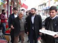 HÜDA PAR Gençlik Kollarından esnafa gül suyu ve lokum ikramı