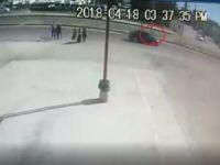 Yola fırlayan çocuğa otomobilin çarpma anı kamerada