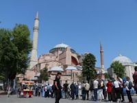 Ayasofya ziyaretçi akınına uğruyor