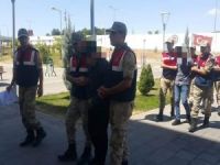 Yaşlı adamın evini soyan hırsızlar yakalandı