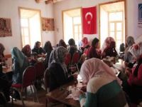 Tarihi Van evlerinde halı ve takılar işleniyor