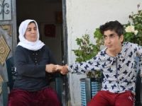 Engelli kızına hayatını adayan fedakar anne