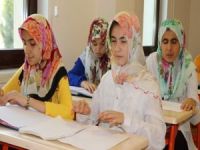  Karanlık dünyalarını Kur'an'ın nuruyla aydınlatıyorlar