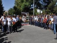Pazarcılar, arkadaşlarının öldürüldüğü yere karanfil bıraktılar