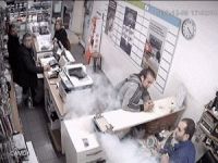 Tamir edilmek istenen telefon bataryasının patlama anı kameralara yansıdı