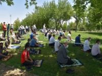 Nevruz Park’ta sosyal mesafeli Cuma namazı heyecanı
