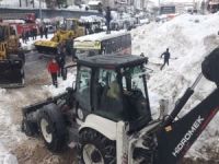 Bitlis'te çatıdan kar kütlesi düştü: 3 yaralı