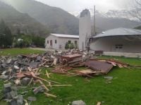 Şiddetli rüzgârın etkisiyle cami minaresi yıkıldı
