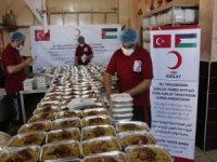 Kızılay Gazze’de okullara sığınanlara sıcak yemek dağıtımına başladı