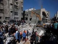 Gazze'de yıkılan evlerin enkazından biri çocuk 10 şehit çıkarıldı