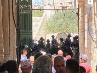 Siyonist işgal rejimi Mescid-i Aksa’da Filistinlilere saldırdı