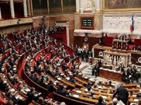Fransa Müslümanları hedef alan yasayı onayladı