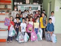 Umut Kervanı kırtasiye yardımıyla yüzlerce öğrencinin yüzünü güldürdü