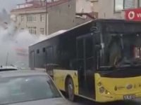 İstanbul'da İETT otobüsü dumanlar içerisinde ilerledi