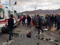​Bitlis'te otomobil ile kamyonet çarpıştı: 2 ölü 6 yaralı