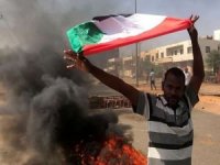 Sudan'da binlerce gösterici askeri yönetimi protesto etti