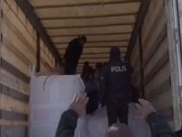Gümrük mühürlü tırın dorsesinden 56 kaçak göçmen çıktı