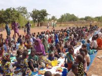 Umut Kervanı, Mali’deki savaş mağduru çocuklara yemek ikramında bulundu