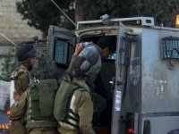 İşgalciler, Filistinlileri alıkoymaya devam ediyor