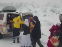 Siirt’te hasta kadın ve mahsur kalan 4 araç için ekipler seferber oldu