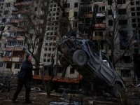 Ukrayna'da top mermisi apartmana isabet etti
