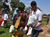 Fransa Yetim Eli Uganda’da yüzlerce aileye gıda yardımında bulundu