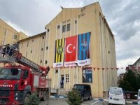Ağrı Belediyesi binasına Trabzonspor, Ağrı 1970 Spor ve Türkiye bayrakları yan yana asıldı