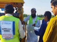 Yetimler Vakfı Pakistan'da sel felaketi yaşayanlara sıcak yemek dağıttı